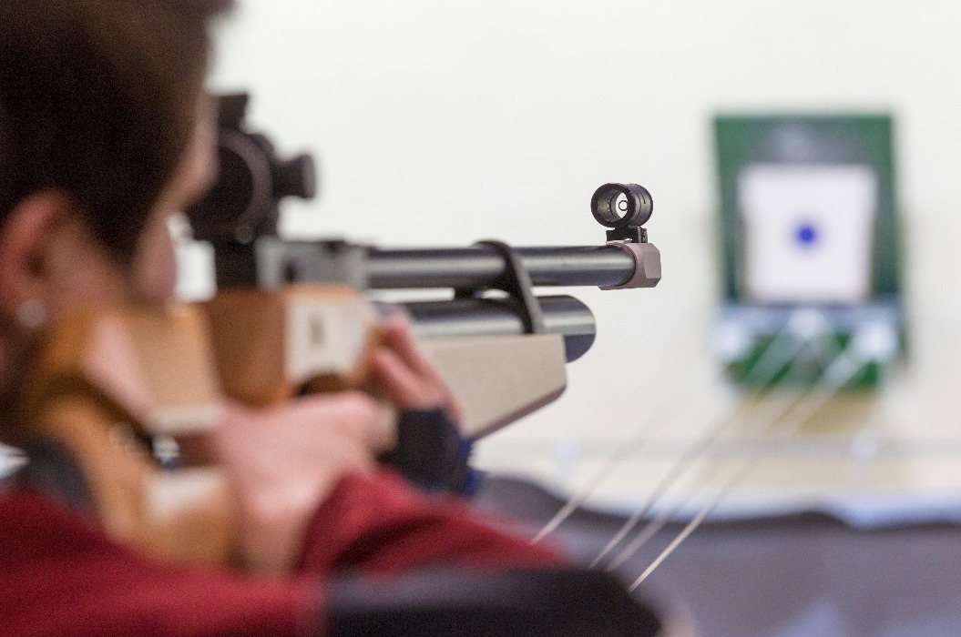 Schützin mit Luftgewehr